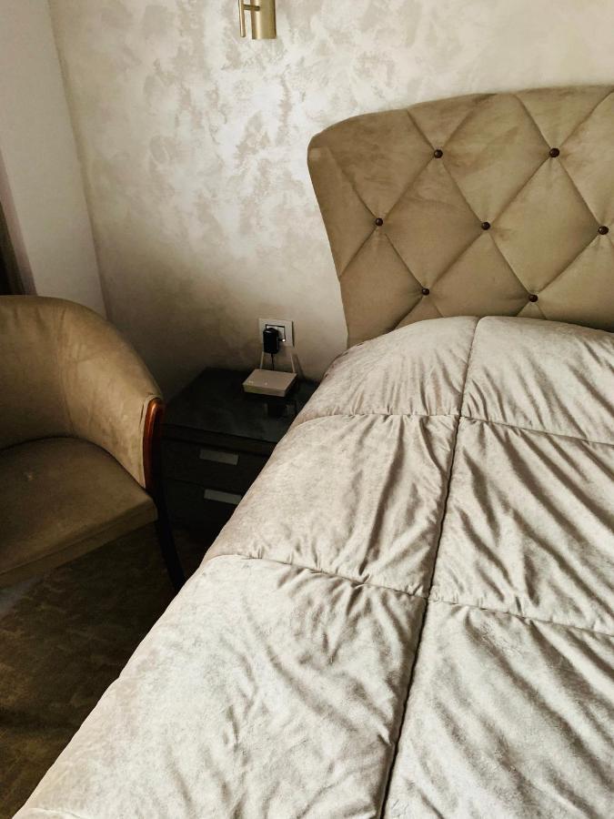 Garsoniera Lux Centru Pietonal Tirgu - Jiu Leilighet Târgu Jiu Eksteriør bilde